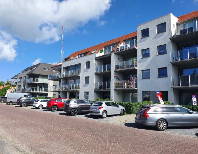 Lichtrijk 2 slaapkamer appartement + parking te koop