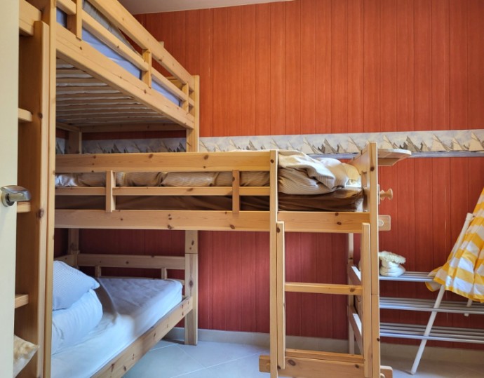 Instapklaar 2-slaapkamer met zijdelings zeezicht te koop